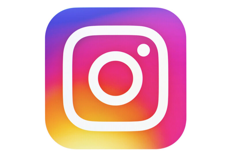 5 Instagram Accounts That Celebrate Fashionable TV Shows